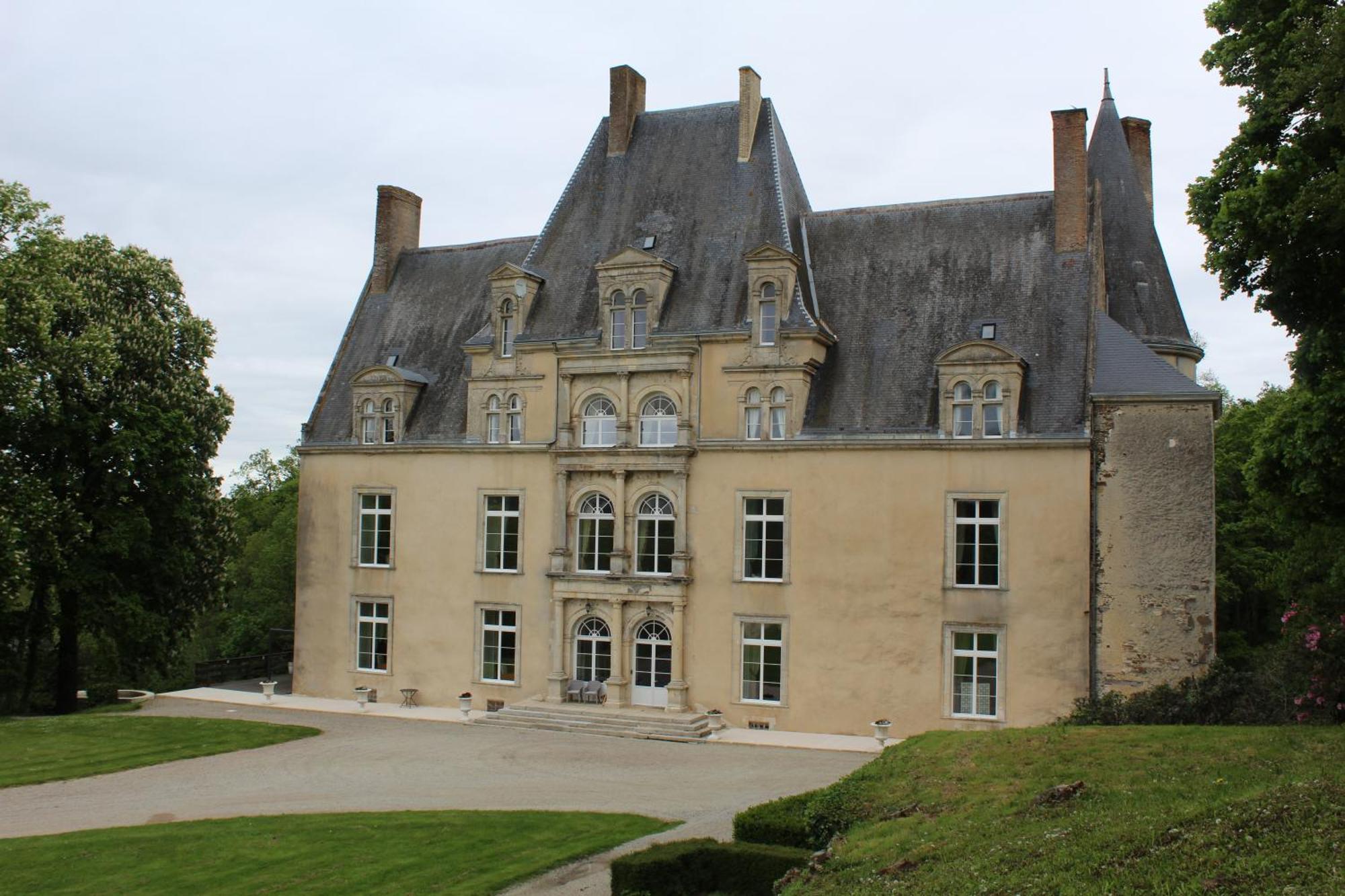 Chateau De La Lucaziere Mont-Saint-Jean  外观 照片